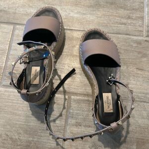 EUC Authentic Valentino Garavani Rockstud Wedge Lavender